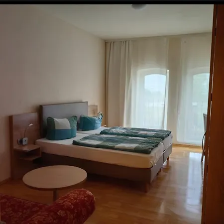 Landhotel Kreien 住宿加早餐酒店 Kreien